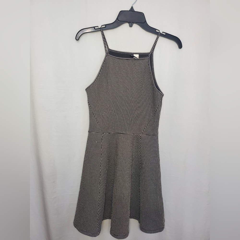 Pre-Loved Women’s Divided Black and White Knee Length Dress Size 6